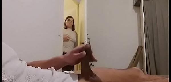  Mom surprised her son, he shook his cock as she picked up the laundry at the door. Her mother is a real bitch!